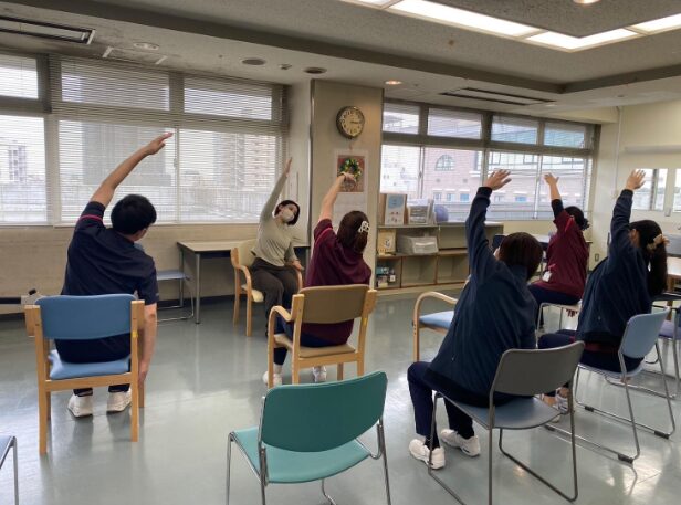 山口病院でのマットピラティスのレッスンの様子